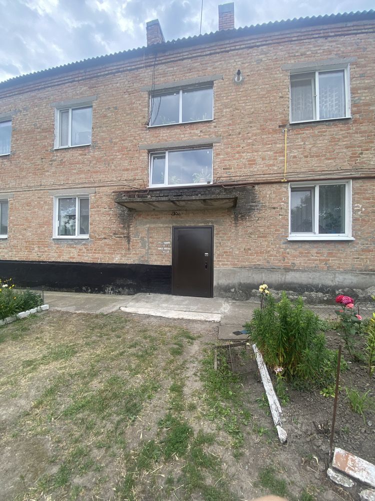 Продам двокімнатну квартиру у центрі селища!