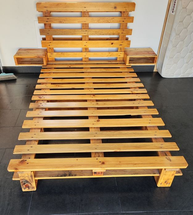 Cama de solteiro em paletes