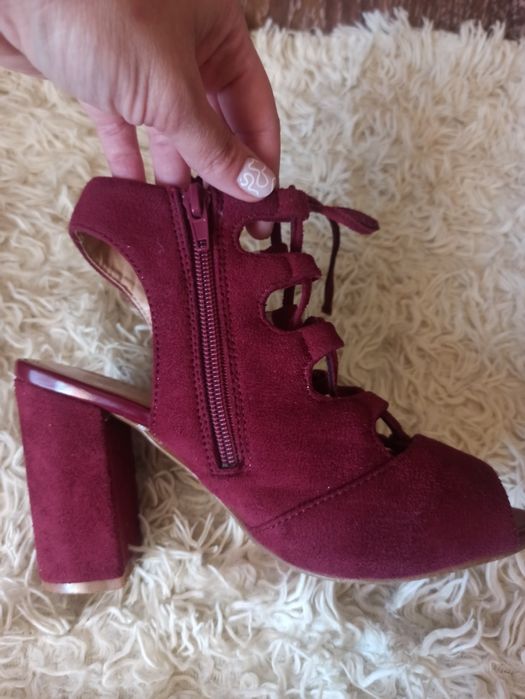 Босоніжки у відмінному стані 35 розміру