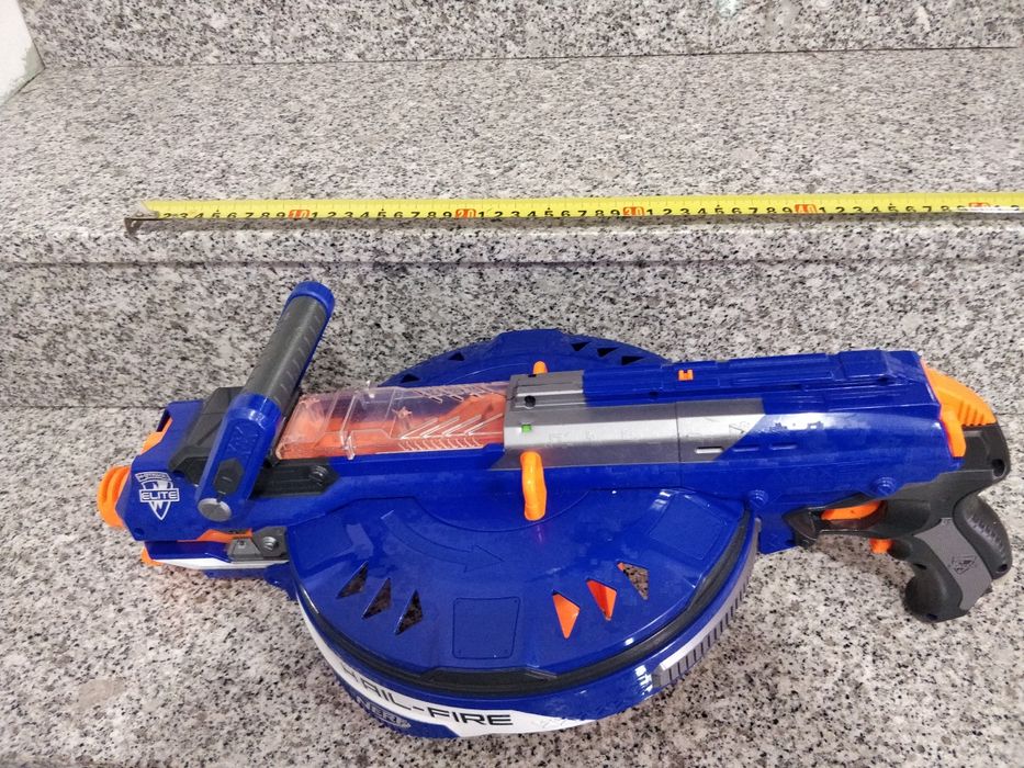 Pistola Nerf Hail Fire com colocação de 5 carregadores