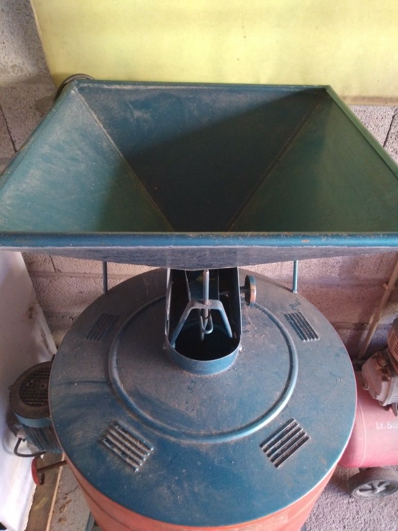 Moinho eletrico com pouco uso