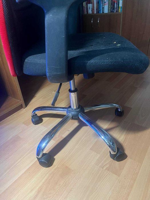 Крісло червоне чорне