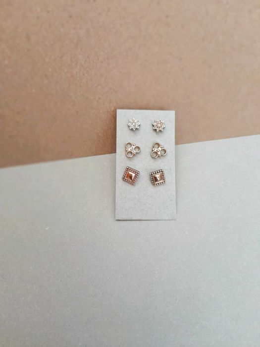 Brincos minúsculos dourado