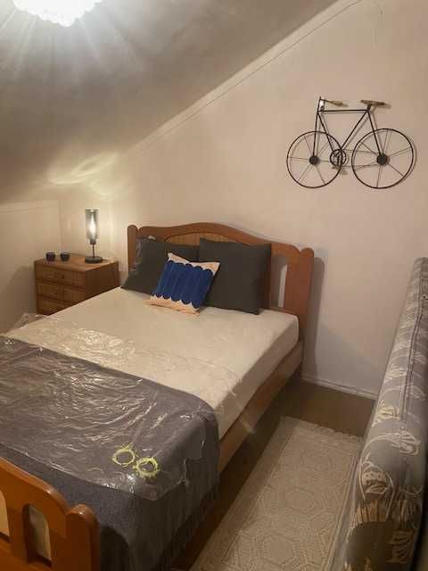 Cama Vintage Madeira e palhinha na cabeceira + Restante mobília