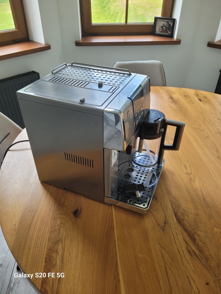 Automatyczny ciśnieniowy ekspres DeLonghi PrimaDonna ESAM6620 15 bar