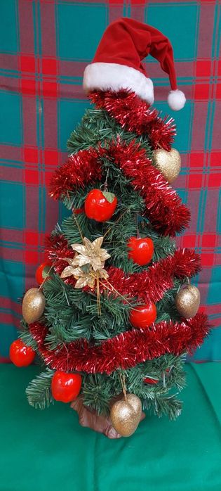 Choinka z czapką Mikołaja 70 cm ozdoba bożonarodzeniowa grająca