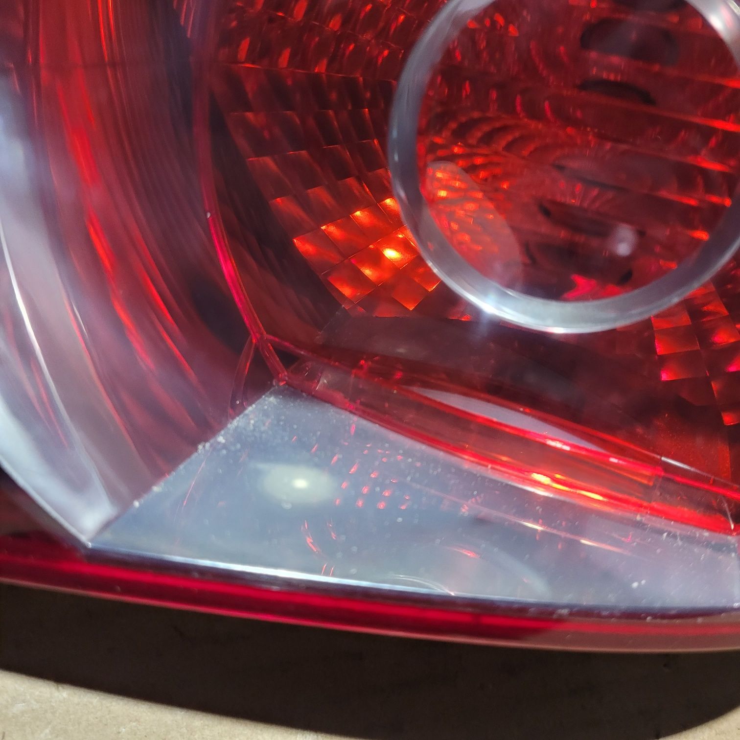 Lampa tył prawa vw Touran I lift 2007r HELLA