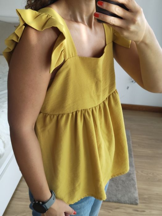 Camisola amarela com folhos