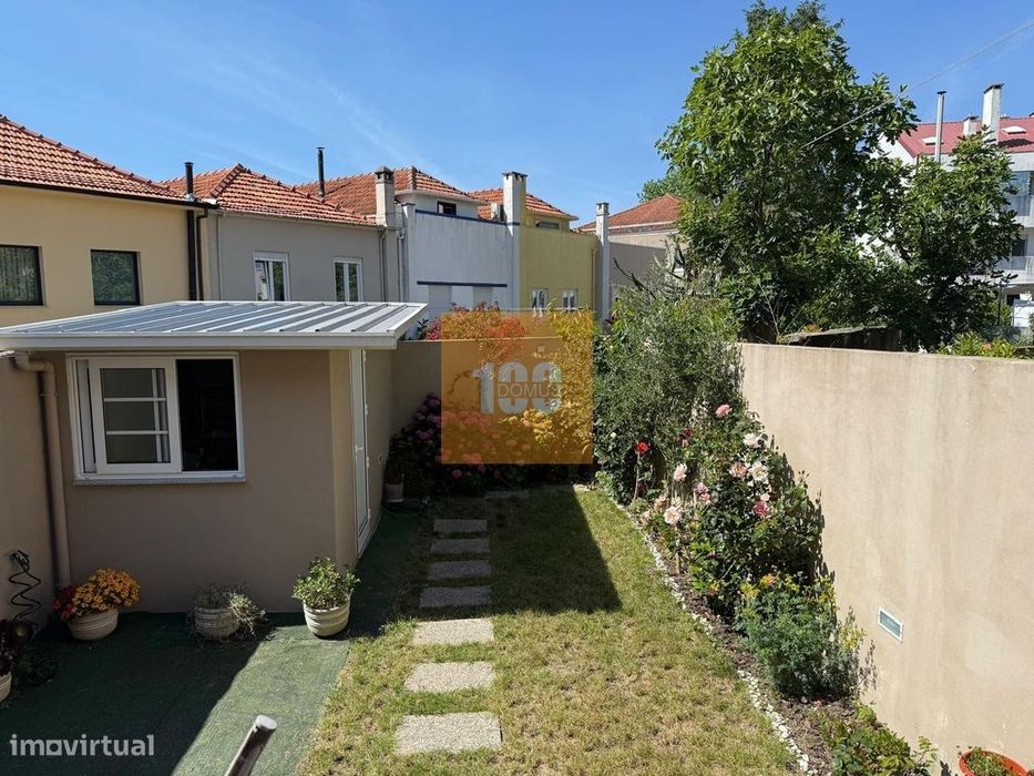Moradia T3 com jardim, varanda e garagem em Cedofeita