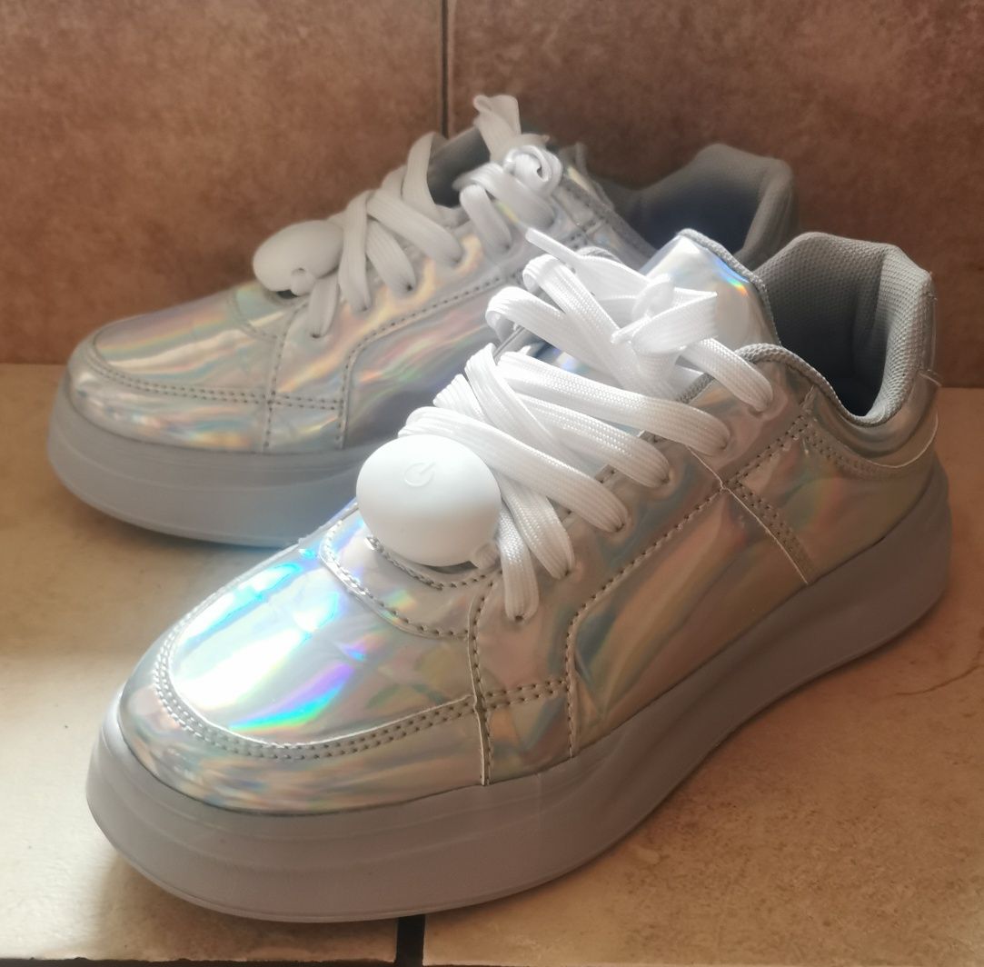 Sneakersy holograficzne z sznurowkami LED