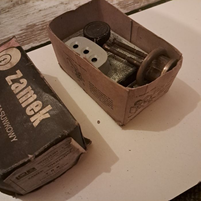 Stary zamek drzwi wierzchni nadrzwiowy z gałką