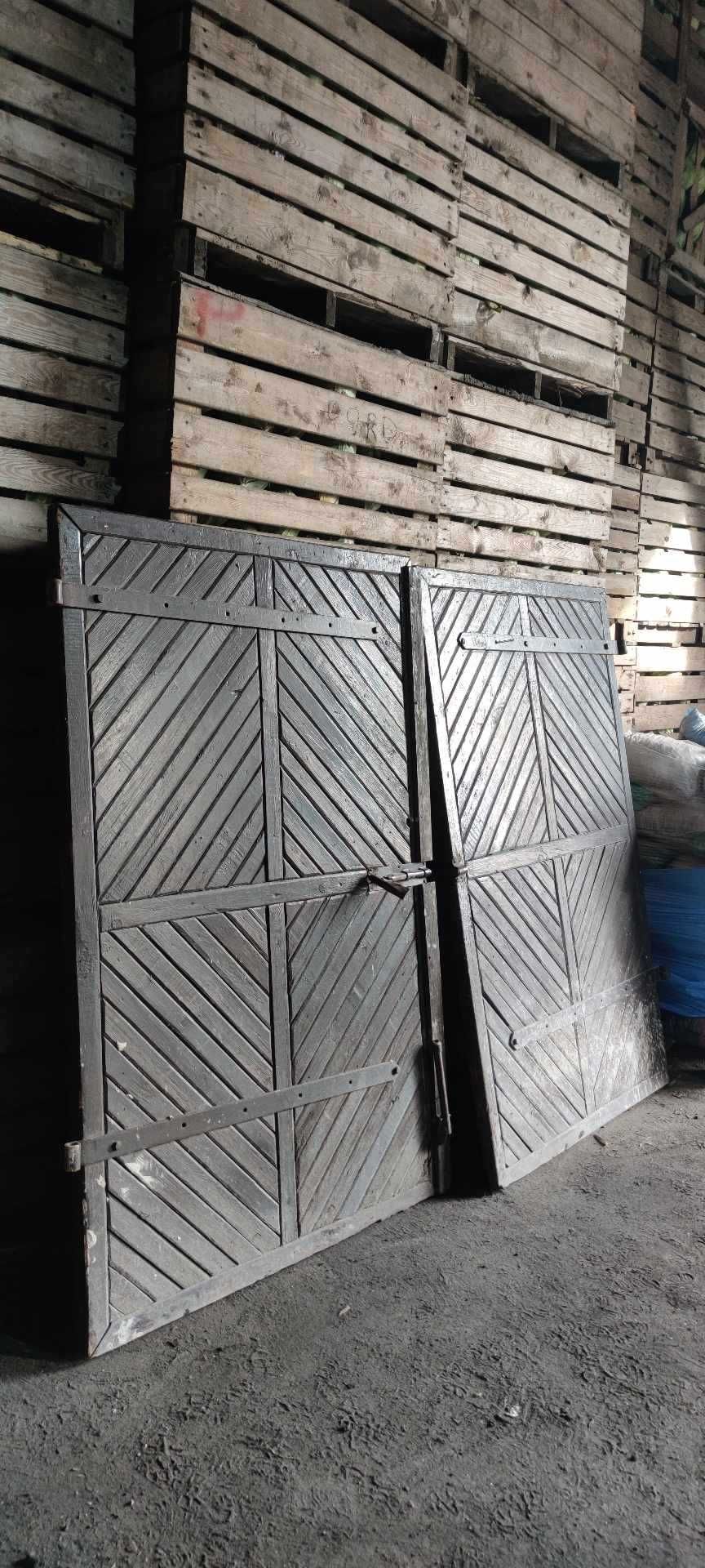 Drzwi garażowe drewniane dwuskrzydłowe