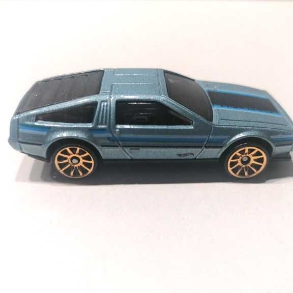 Miniatura DMC - DeLoren da Hot Wheels