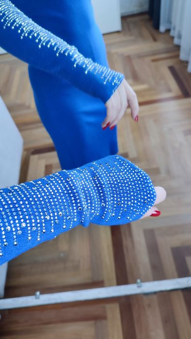 Жіноча сукня соковитого синього кольору зі стразами