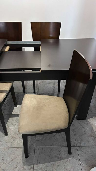 Mesa e cadeiras de jantar