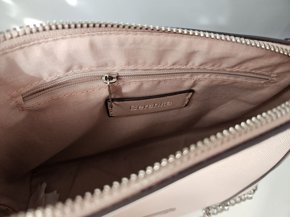 Pudroworóżowa torebka na ramię Bershka