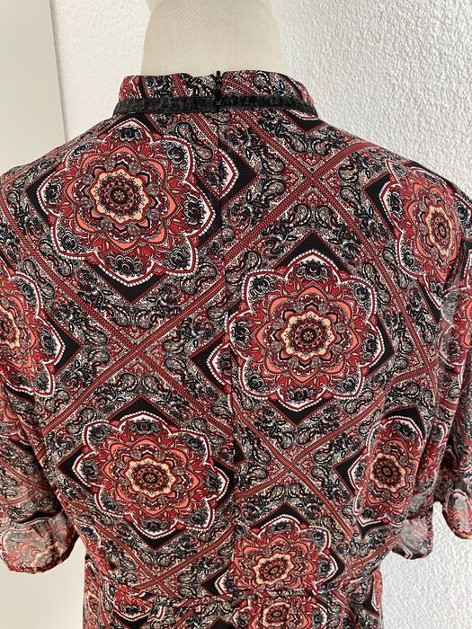 Elegancka sukienka w geometryczne wzory z krótkim rękawem BOOHOO 44