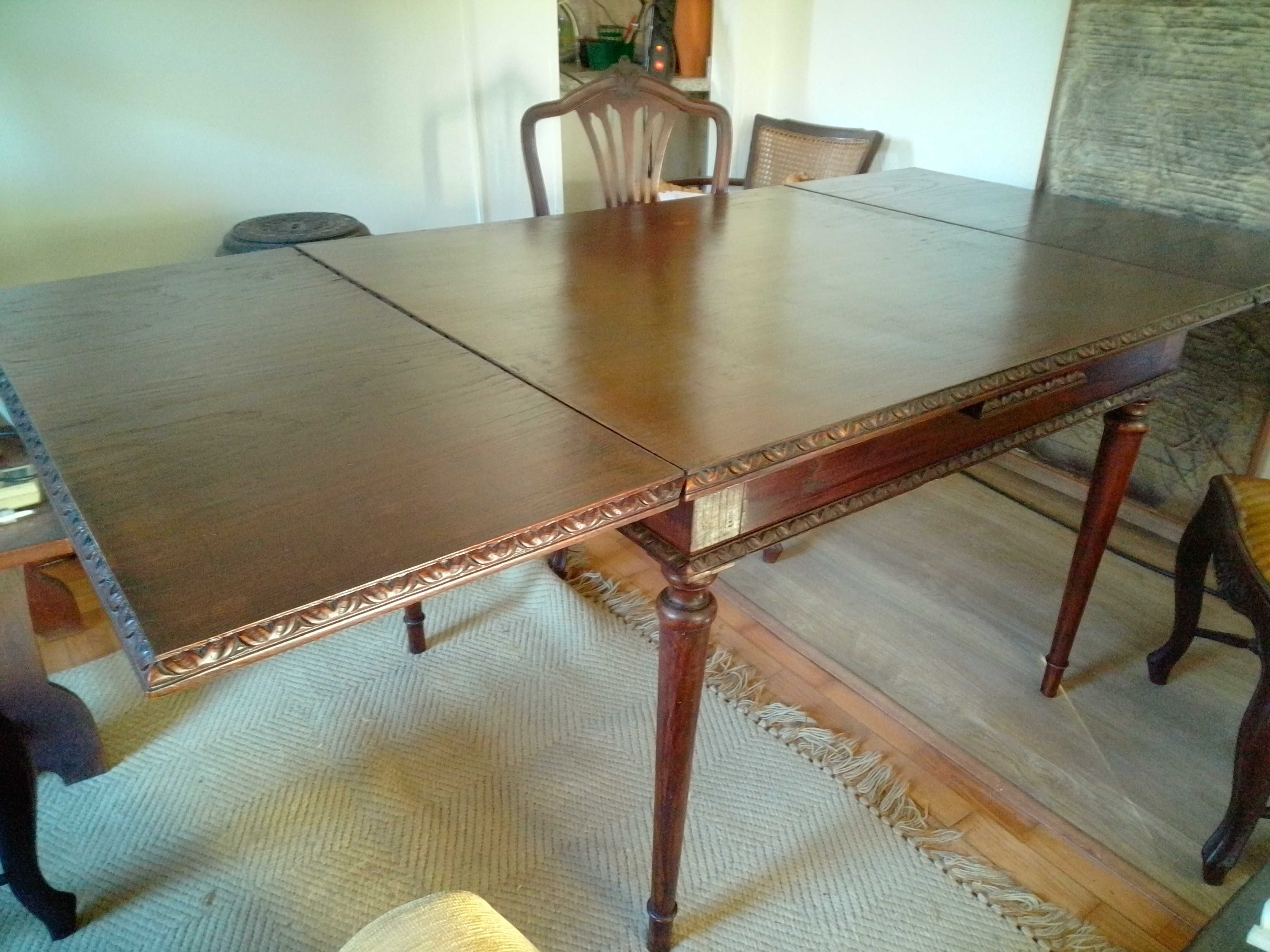 Mesa de jantar em madeira, de estilo, extensível