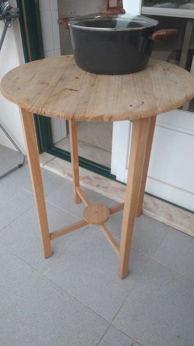 Estante e mesa em madeira - ótimo estado