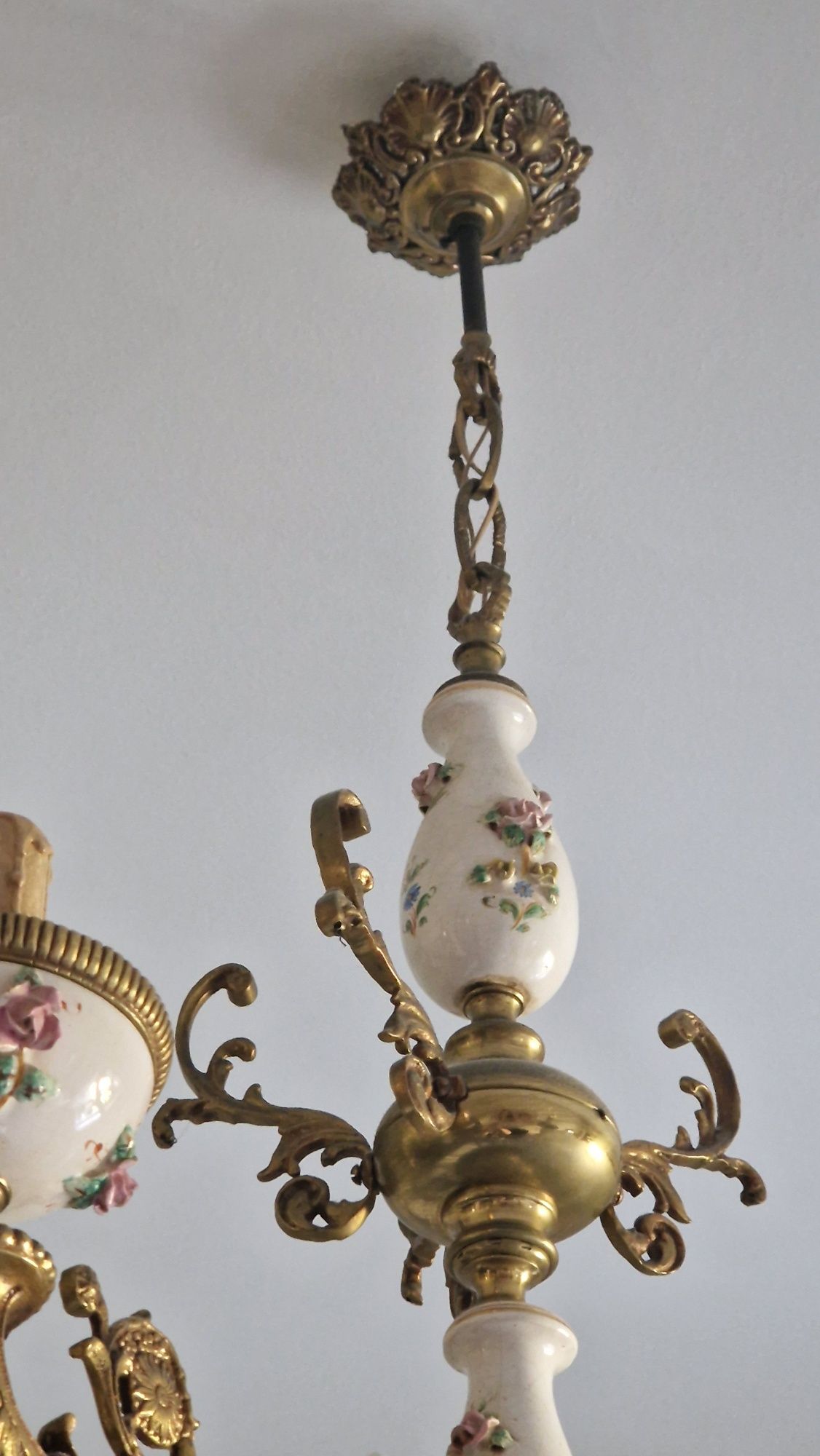 Candeeiro de Teto Vintage em Porcelana e Latão Dourado