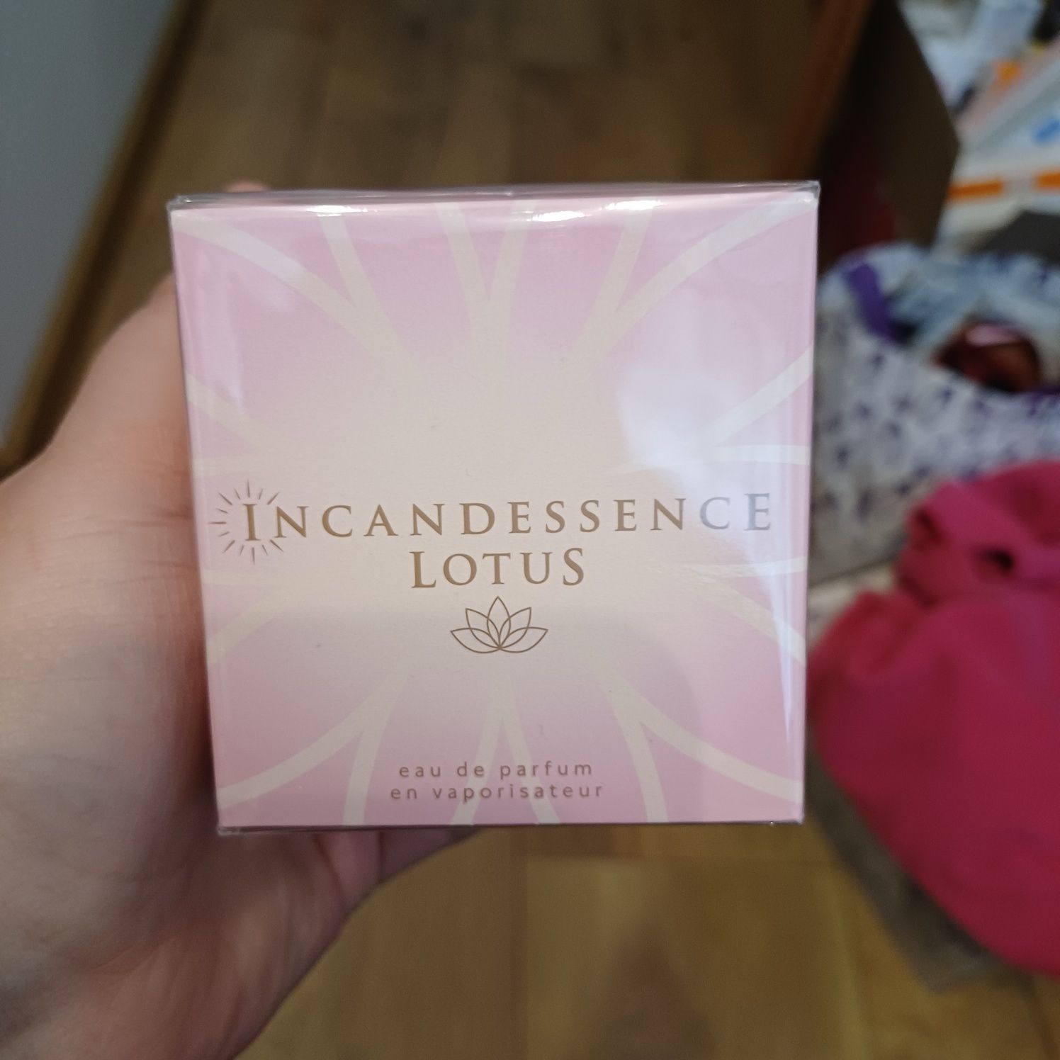 Woda incandessence lotus 50 ml avon