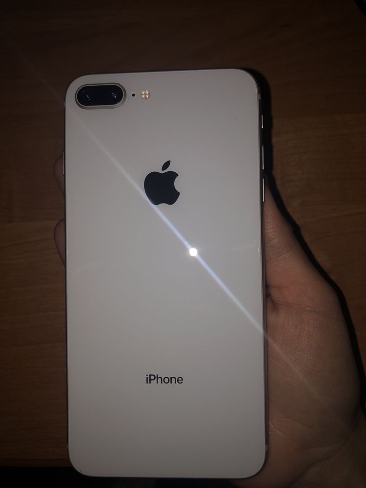 Продам Iphone 8+