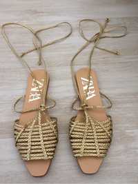 Sandalias douradas Zara