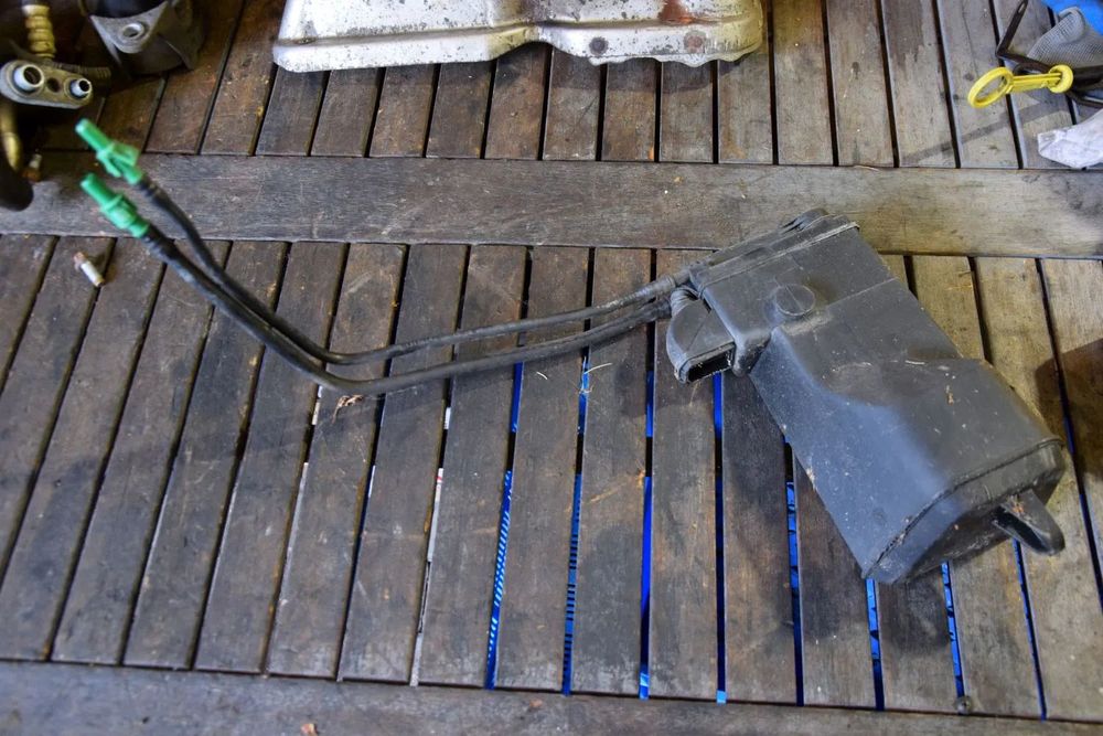 Opel Astra H 1.6 Filtr oparów paliwa węglowy pod prawy błotnik