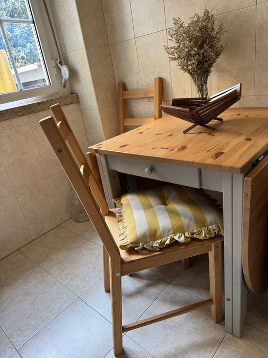 Mesa de abas rebatíeis com gaveta e duas cadeiras, ótimo estado
