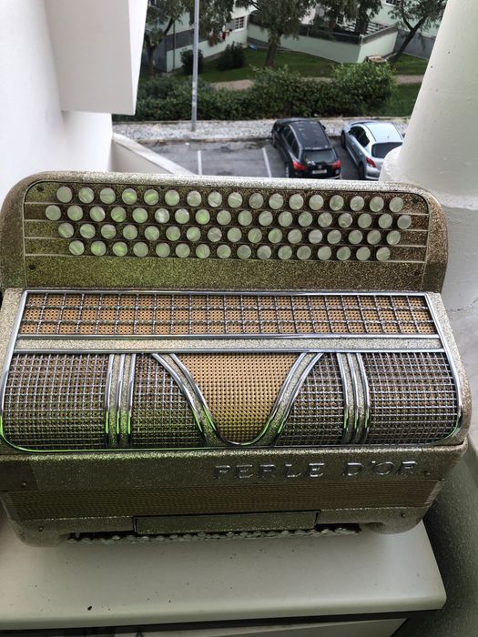 Acordeão “Perle d’Or” Dourado 4 voz  120 baixos – Botões em bom estado