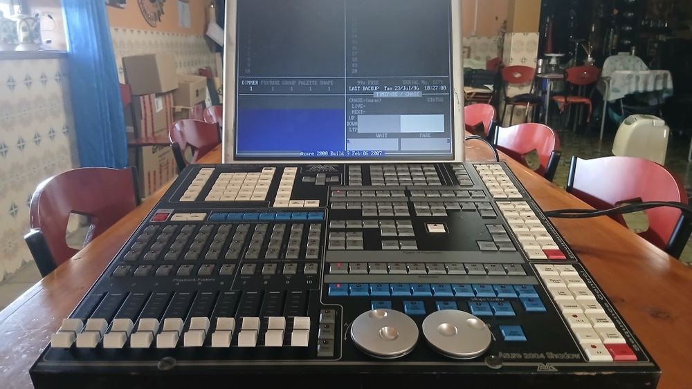 Mesa de luzes DMX Avolites Azure 2004 (original)