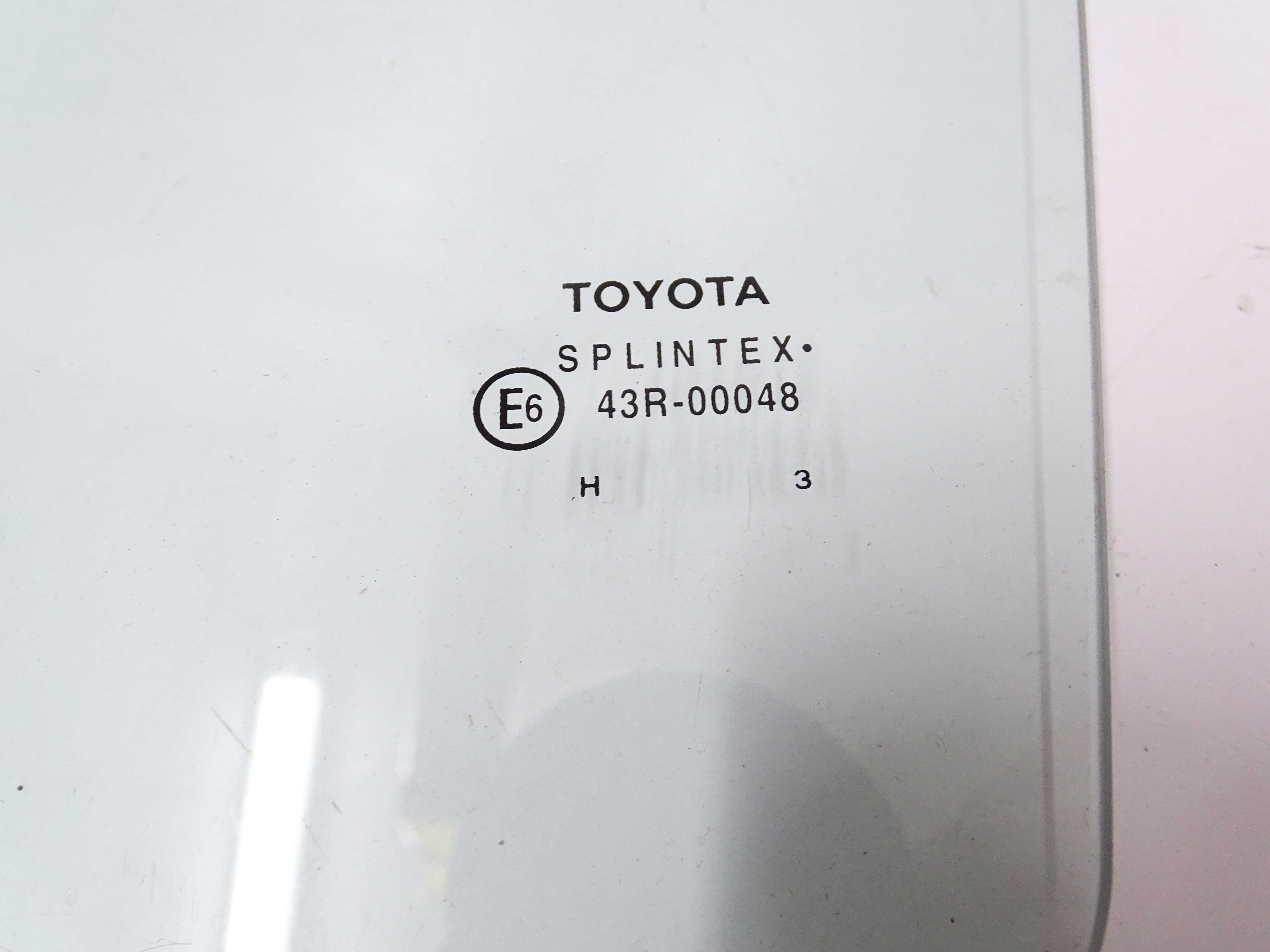 Szyba drzwi tylnych lewych OE Toyota YARIS 01/2001-10/2005r SCP1 NLP10