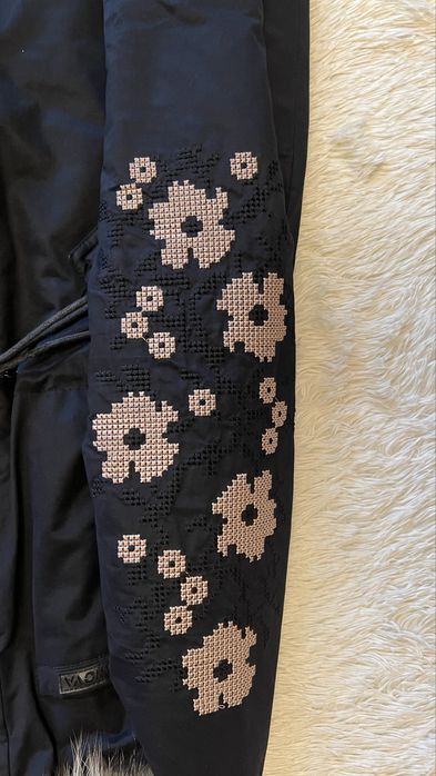 Парка чорна з вишивкою