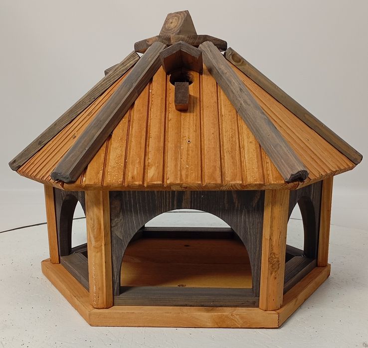 Karmnik dla ptaków - różne rodzaje i kolorystyka