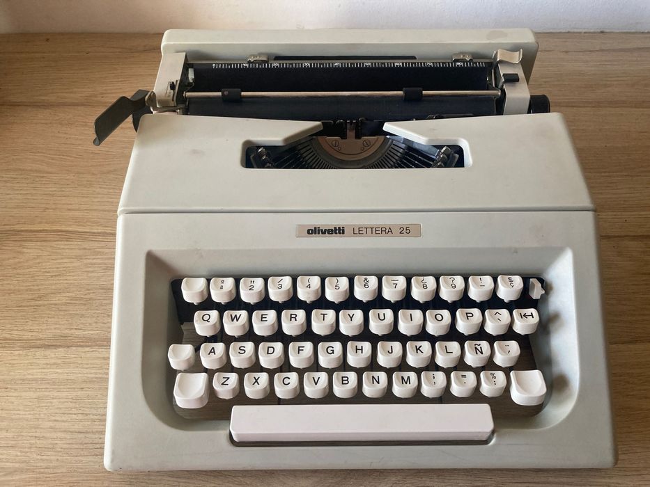 Máquina de escrever  **  Olivetti