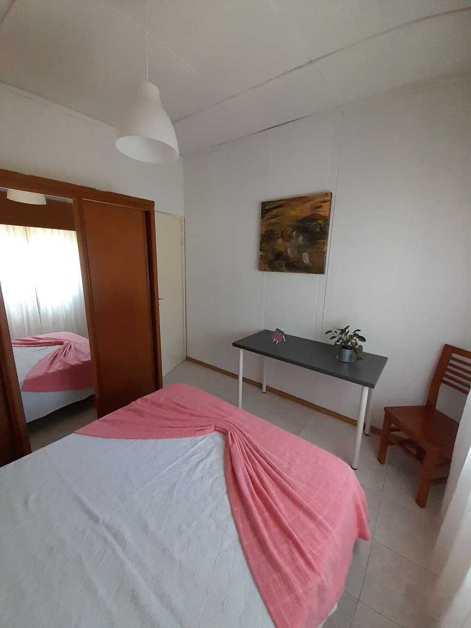 Quarto - Jovem estudante ou menina trabalhadora