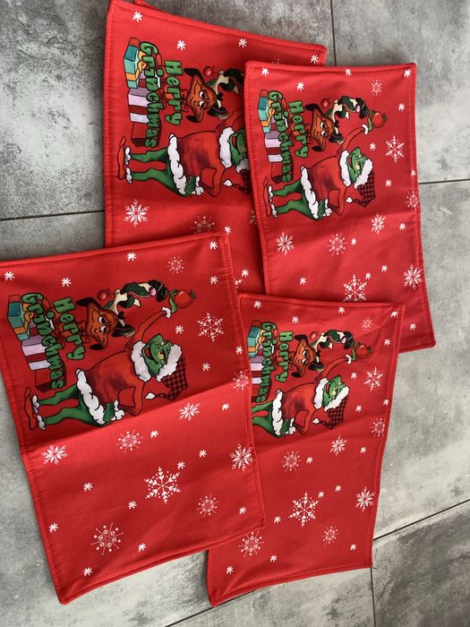 czerwone podkładki pod talerze z motywem świątecznym