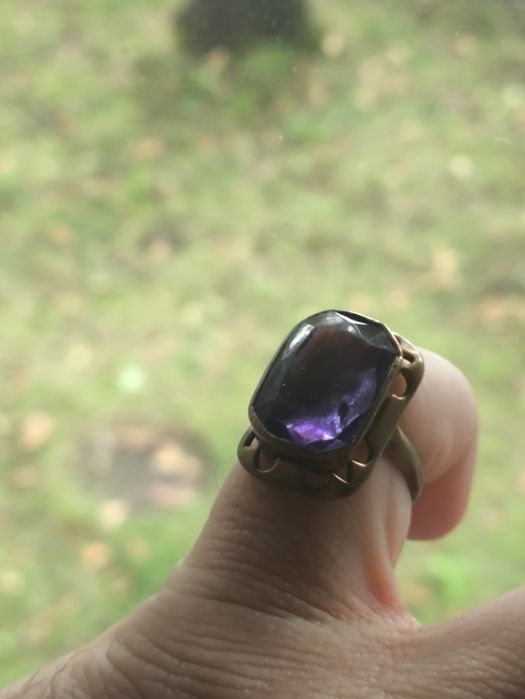 Stary pierścionek ,miedziak ,tombak PRL z fioletowym oczkiem . Vintage