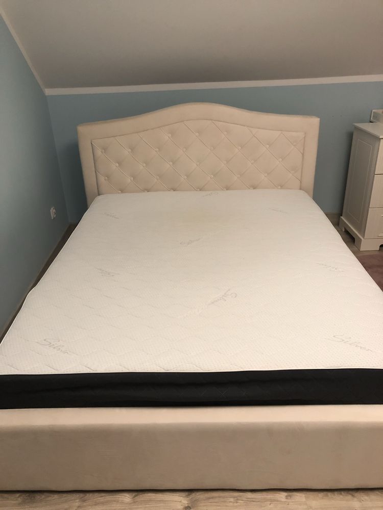 Łóżko tapicerowane 140x200 z pojemnikiem i stelazem glamour