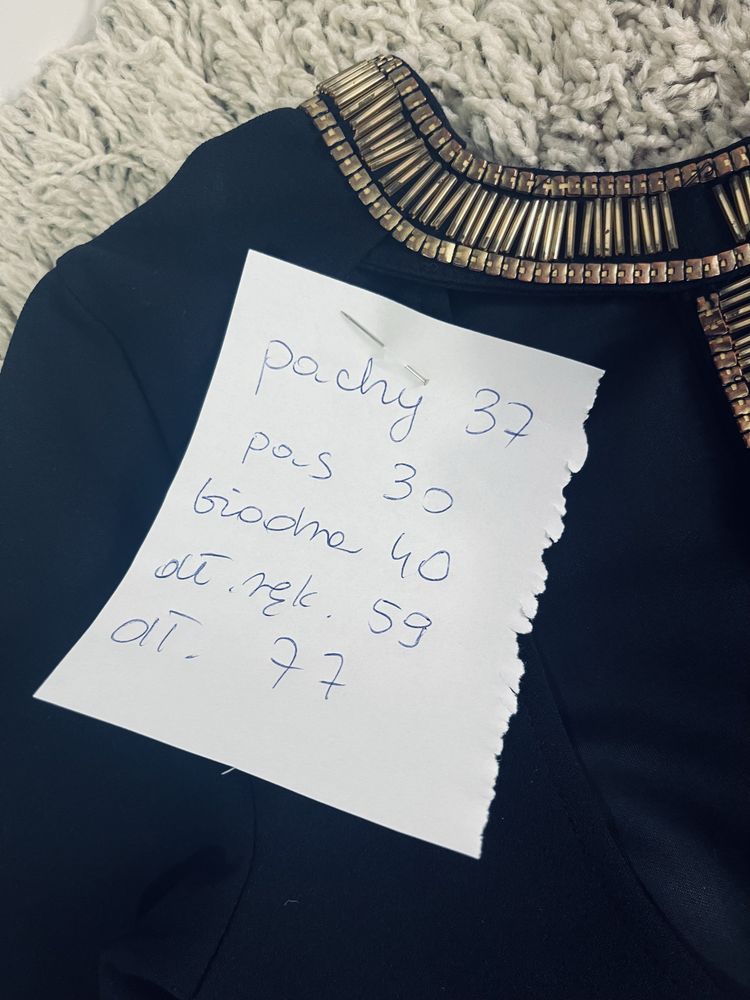 Mala czarna sukienka z dlugim rekawem xs odkryte plecy zloty ornament