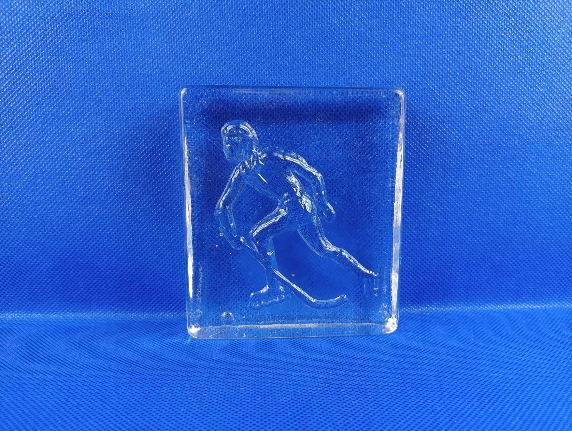 Szklany przycisk do papieru / figurka ze szkła Hokeista Sweden
