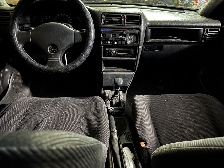 Opel vectra-a 1,8 89 року