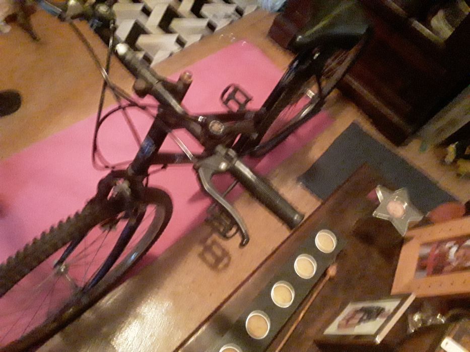 Bicicleta usada com marcas de uso