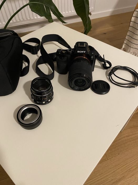 Aparat Sony A 7 z dwoma obiektywami