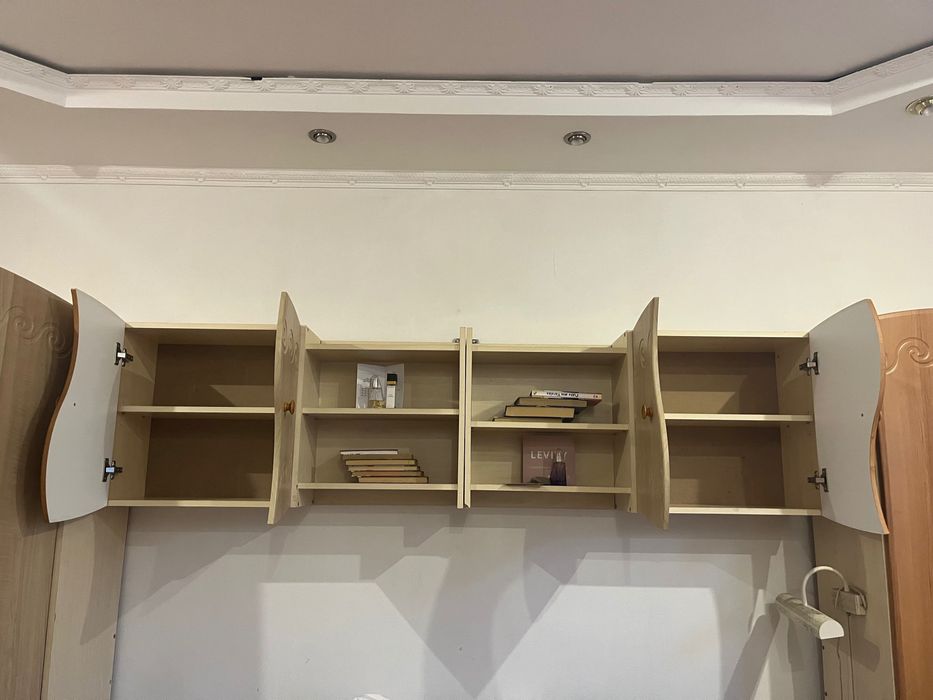 Комплект мебелі в дитячу/підліткову кімнату.