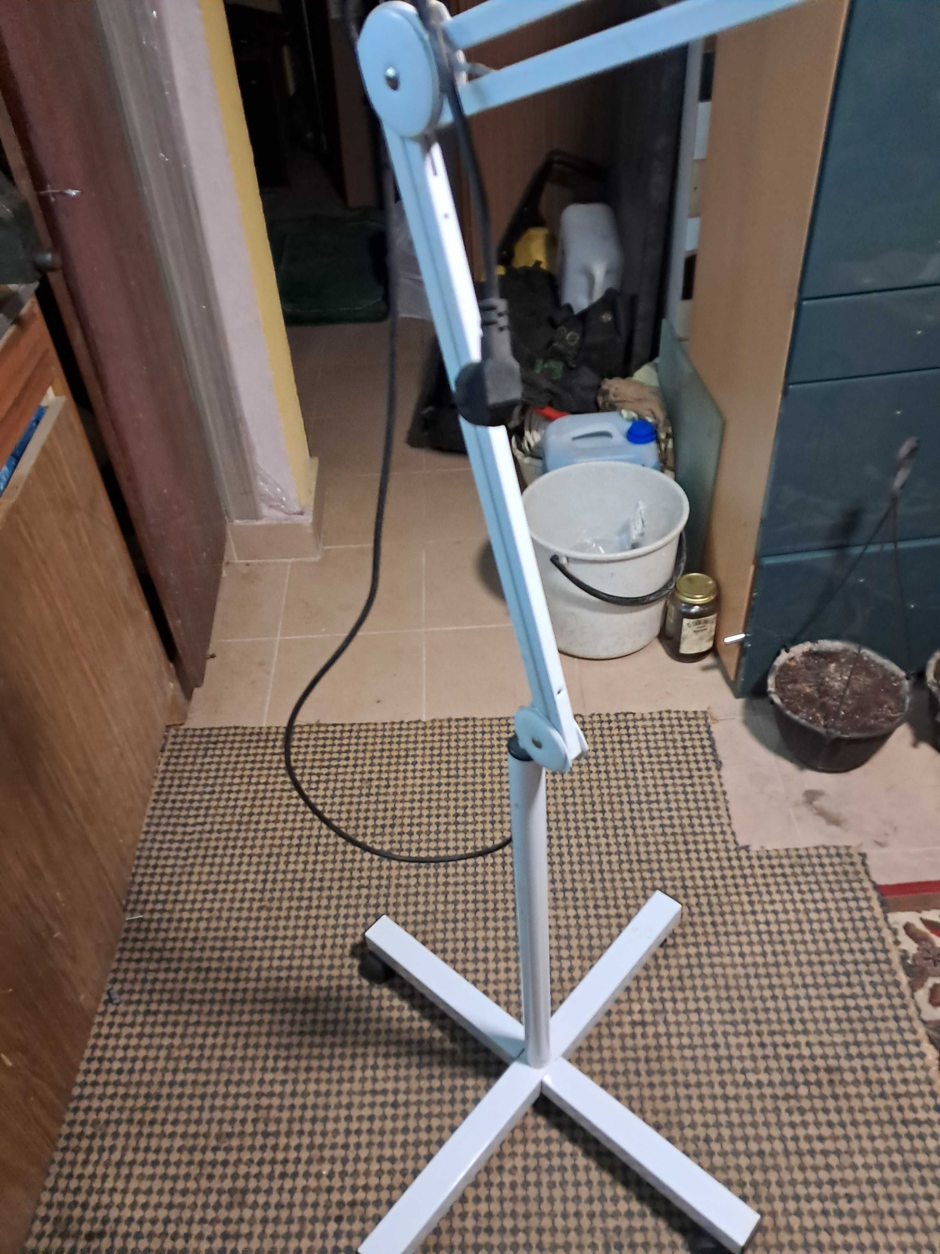 lampa z lupa kosmetyczna