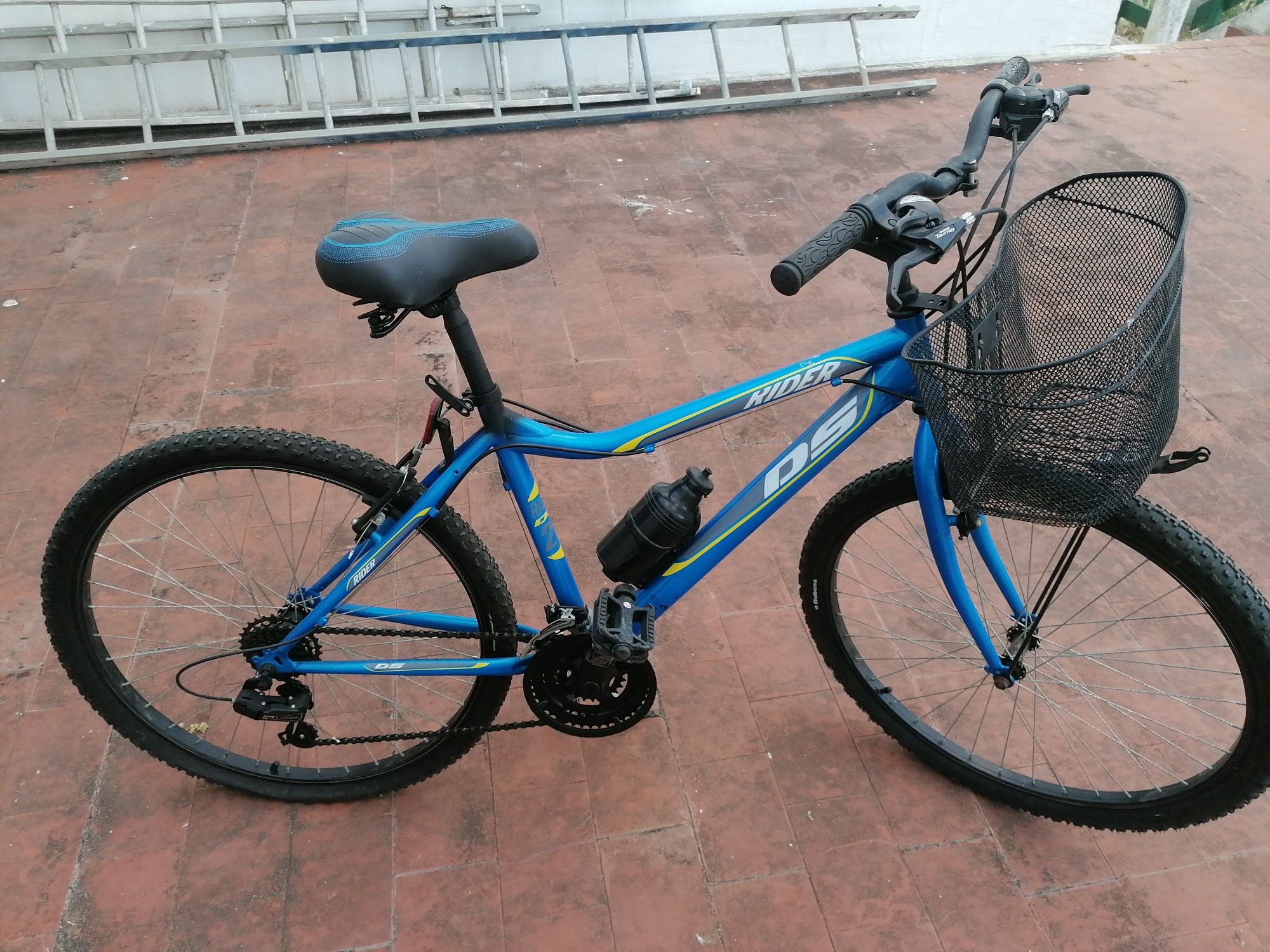 Bicicleta com cesto frontal