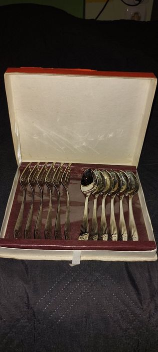 Widelczyki i łyżeczki do ciast.