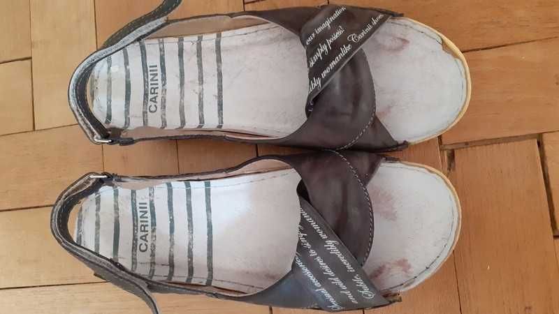 Szare sandałki Carinii