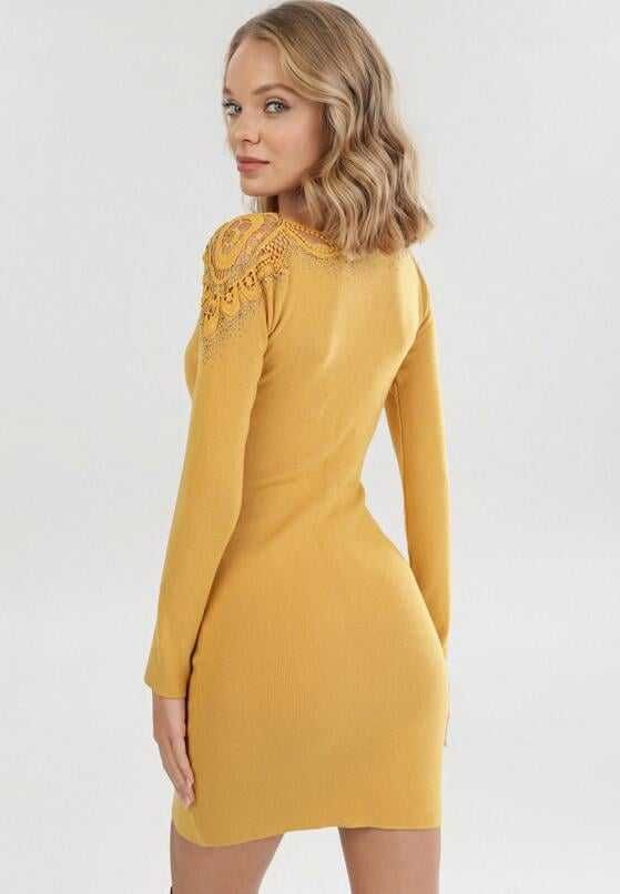 Żółta sukienka mini dopasowana zdobiona koronką rozmiar M